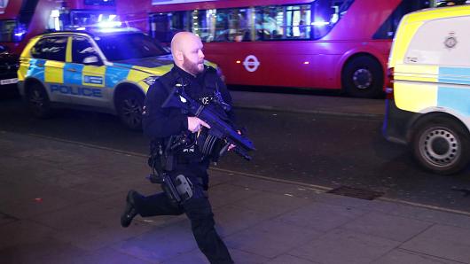 An armed policeman runs down Oxford Street in central London on November 24, 2017, as police responded to an incident. British police said they were responding to an 'incident' at Oxford Circus in central London on Friday and have evacuated the Underground station, in an area thronged with people on a busy shopping day.