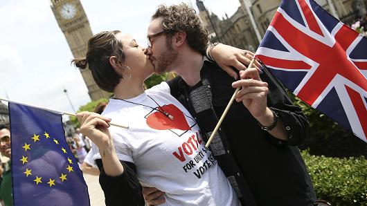 DATE IMPORTED:June 19, 2016Participants holding a British Union flag and an EU flag kiss during a pro-EU referendum event at Parliament Square in London, Britain June 19, 2016.