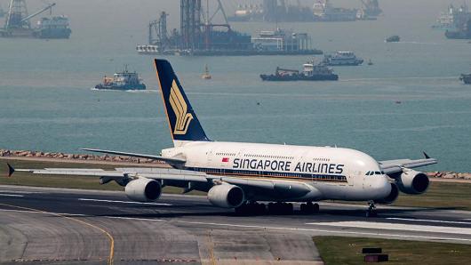 An Singapore Airlines passenger plane taxis down the runway at Hong Kong International Airport, on 23 Oct. 2017.