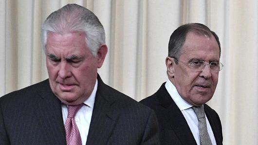 Russian Foreign Minister Sergei Lavrov (R) and US Secretary of State Rex Tillerson arrive to attend a press conferece after their talks in Moscow on April 12, 2017.