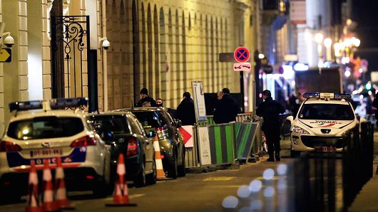 Police stand in rue Cambon at the back entrance of the Ritz luxury hotel in Paris on January 10, 2018, after an armed robbery.