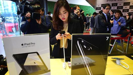 A woman looks at the Apple iPhone 7 at a shop in Seoul on October 21, 2016.