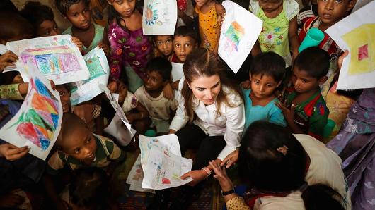 Queen Rania of Jordan meets Rohingya muslim refugees during her visit to the Kutupalong camp on October 23, 2017 in Ukhia, Bangladesh