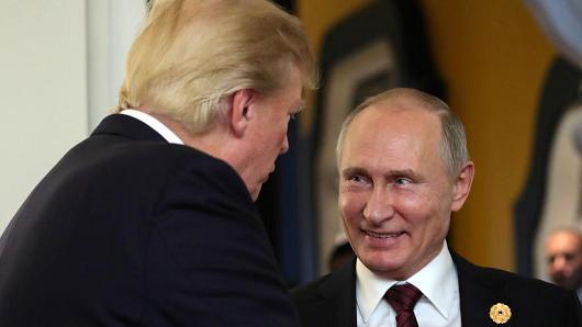 US President Donald Trump and Russia's President Vladimir Putin at the 25th APEC summit on November 11, 2017.