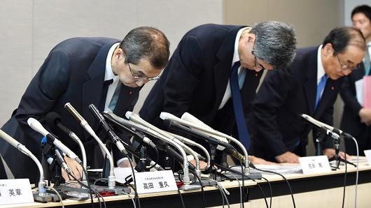 Chairman and CEO of Japanese airbag maker Takata Corp., Shigehisa Takada (L), bows with other executives at the end of a press conference in Tokyo on June 26, 2017.