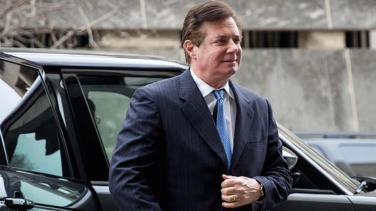 Paul Manafort (R), former campaign manager for Donald Trump, arrives at the E. Barrett Prettyman Federal Courthouse, February 28, 2018 in Washington, DC.