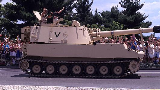 US. Army M109 Paladin 155mm Self-Propelled gun drives over the East end of the memorial bridge that leads into Arlington Memorial Cemetery, during the Desert Storm Victory Parade.