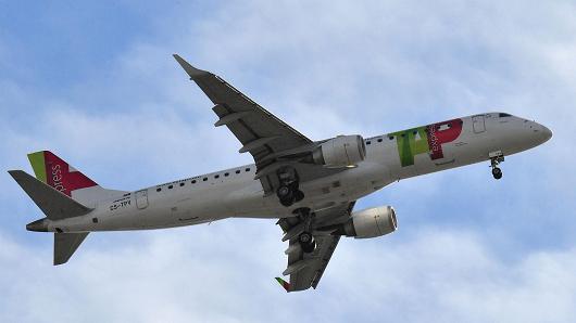 A TAP Air Portugal plane gets ready to land on November 23, 2017 in Nantes, western France.