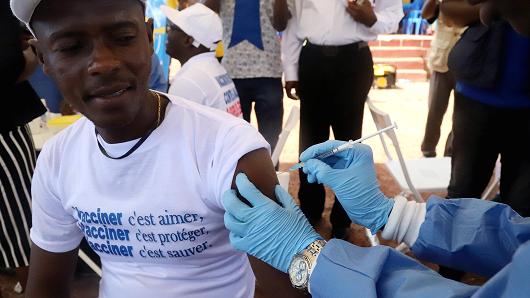 A World Health Organization (WHO) worker administers a vaccination during the launch of a campaign aimed at beating an outbreak of Ebola in the port city of Mbandaka, Democratic Republic of Congo May 21, 2018.