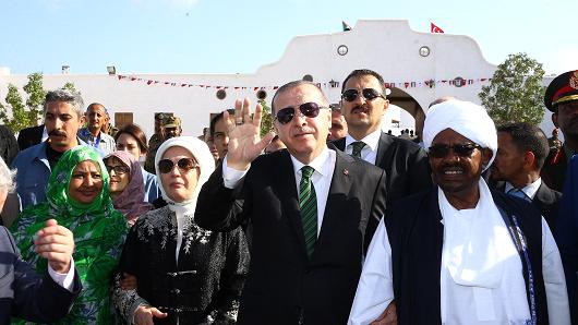 Turkish President Recep Tayyip Erdogan (C) and Sudanese President Omar Al-Bashir (R) visit in Port Sudan on December 25, 2017.