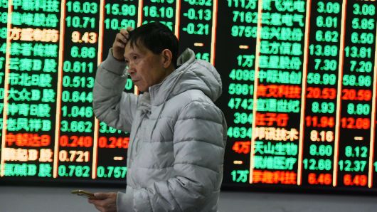 HANGZHOU, CHINA - FEBRUARY 09:  An investor watches the electronic board at a stock exchange hall on February 9, 2018 in Hangzhou, China. Chinese shares plunged on Friday with the benchmark Shanghai Composite Index down 132.20 points, or 4.05 percent, to close at 3,129.85. The Shenzhen Component Index fell 371.36 points, or 3.58 percent, to close at 10,001.23.  (Photo by VCG/VCG via Getty Images)