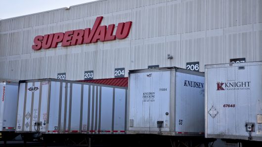 The Supervalu Inc. logo is displayed at a distribution center in Hopkins, Minnesota.