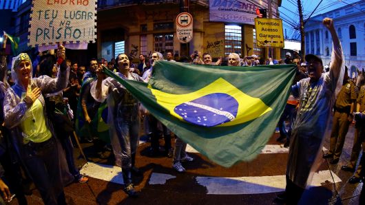Opponents of former Brazilian President Luiz Inacio Lula da Silva demonstrate in the city of Curitiba on March 28, 2018.