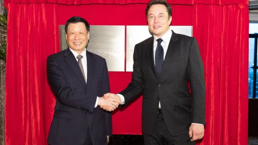 Shanghai Mayor Ying Yong and Tesla Chairman and CEO Elon Musk pose in from of a plaque for the Tesla (Shanghai) Ltd. Electric Vehicle Development and Innovation Center.  