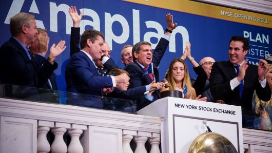 Frank Calderoni, president and chief executive officer of Anaplan Inc., center, rings the opening bell during the company's initial public offering (IPO) on the floor of the New York Stock Exchange (NYSE) in New York, U.S., on Friday, Oct. 12, 2018. 