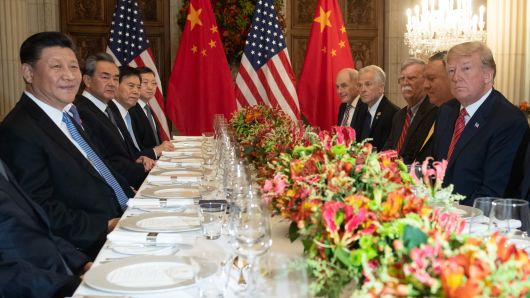 US President Donald Trump (R) US Secretary of State Mike Pompeo (2-R) and members of their delegation hold a dinner meeting with China's President Xi Jinping (L) Chinas Foreign Affairs Minister Wang Yi (2-L) and Chinese government representatives, at the end of the G20 Leaders' Summit in Buenos Aires, on December 01, 2018. -