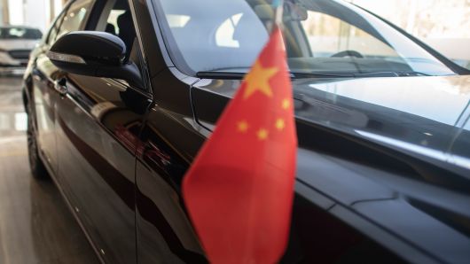 Vehicles at a Hongqi car dealer in Beijing. - Car sales are falling in China this year but one brand is speeding ahead: The national 'Red Flag' sedan is flying high, powered by purchases from the government, state companies and patriotic citizens. 