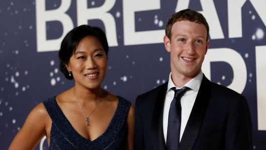 Mark Zuckerberg (R), founder and CEO of Facebook, and wife Priscilla Chan arrive on the red carpet during the 2nd annual Breakthrough Prize Award in Mountain View, California November 9, 2014.