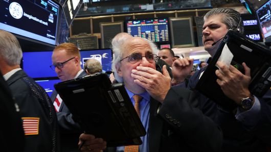 Traders work on the floor of the New York Stock Exchange (NYSE) the morning after Donald Trump won a major upset in the presidential election on November 9, 2016 in New York City.