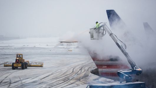 Planes are de-iced at La Guardia Airport during a winter storm on February 2, 2015 in the Queens borough of New York City. The snowstorm, which is effecting an area stretching from New York to Chicago, is disrupting travelers both on the road and in the air.