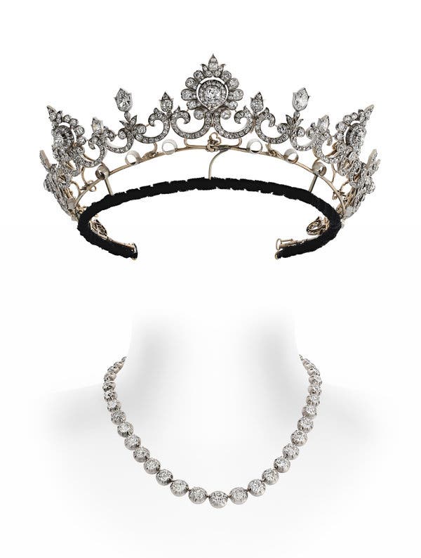The tiara includes a graduated row of more than 100 carats of diamonds. The row can be detached, via small screws, to form a rivière necklace.