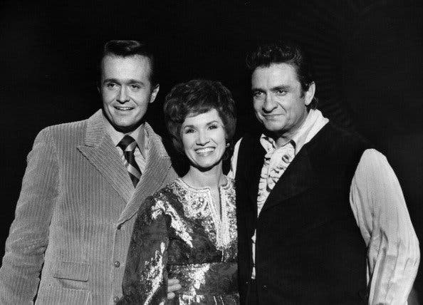 Ms. Howard with Bill Anderson, left, and Johnny Cash at a taping of “The Johnny Cash Show” in 1971. Ms. Howard and Mr. Anderson recorded four duets that reached the country Top 10.