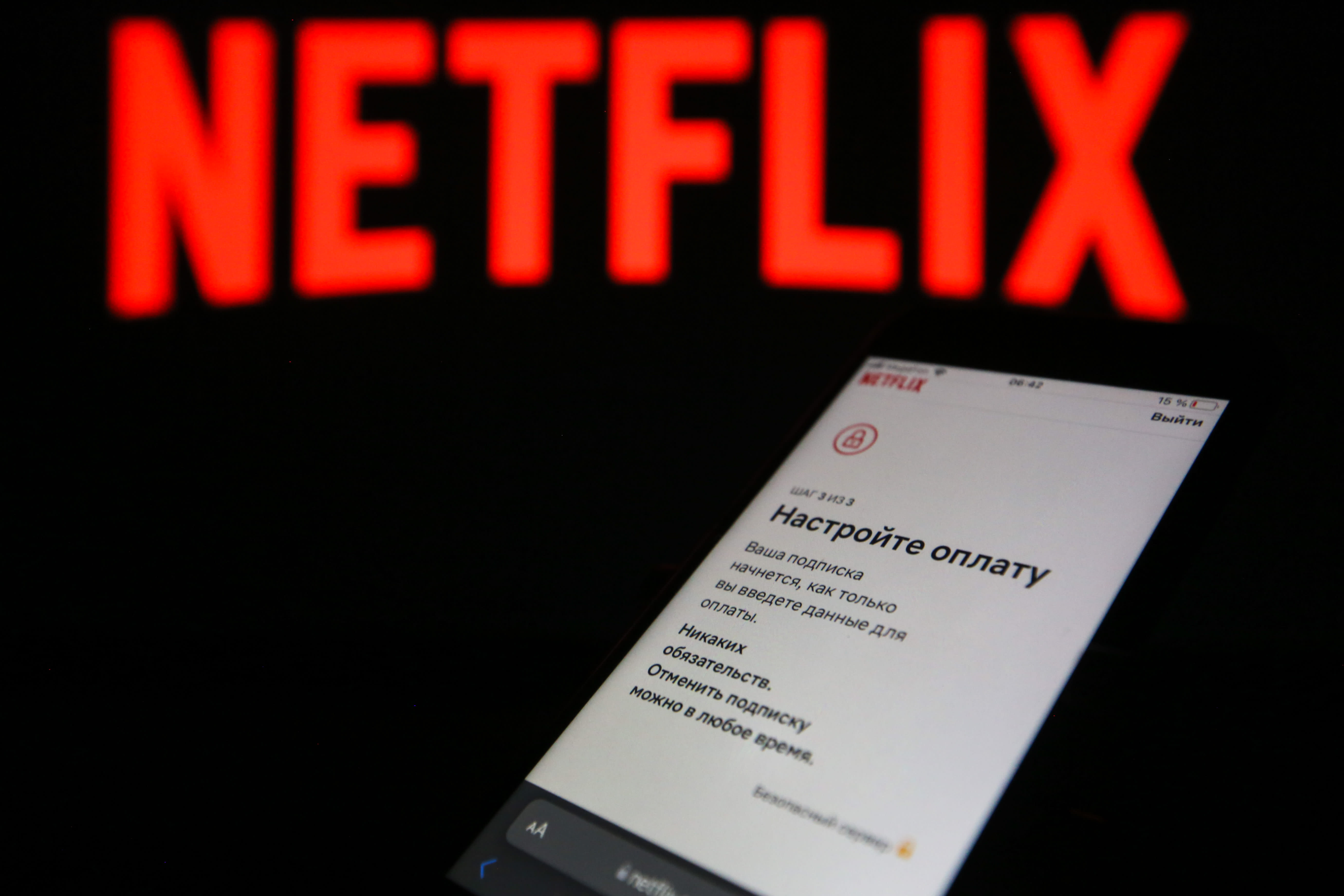 Here's what analysts think about Netflix's CEO change 